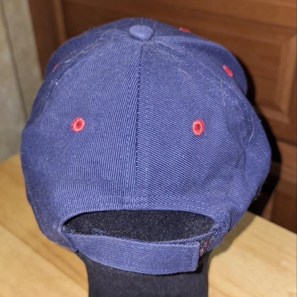 A Fan Favorite Atlanta Braves adjustable ball cap/truckers hat. Pre-loved